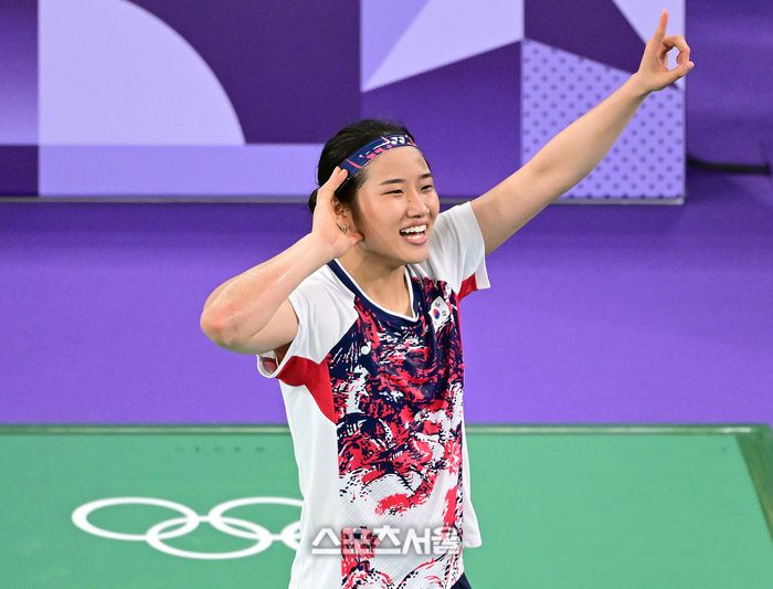 배드민턴 국가대표 안세영이 3일(한국 시간) 프랑스 파리 포르트 드 라 샤펠 아레나에서 열린 2024 파리올림픽 배드민턴 여자 단식 8강전 일본의 야마구치 아카네를 상대로 게임 스코어 2-1로 역전승을 거둔 뒤 세리머니를 하고 있다. 2024.08.03 파리 | 박진업 기자 upandup@sportsseoul.com