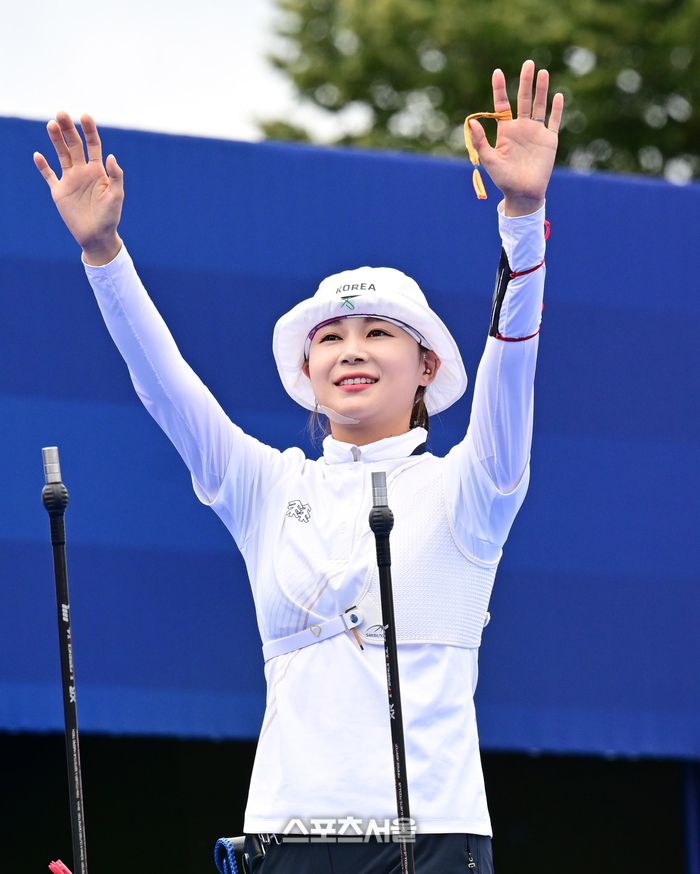 양궁 국가대표 전훈영이 3일(한국 시간) 프랑스 파리 앵발리드에서 열린 파리올림픽 양궁 여자 개인전 8강전에서 튀르키예의 고키르에게 승리한 뒤 관중석을 향해 인사를 하고 있다. 2024. 8. 3. 파리 | 박진업 기자 upandup@sportsseoul.com