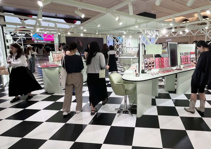신세계百, 강남점 프라다뷰티 팝업스토어 내부. 사진 | 신세계백화점