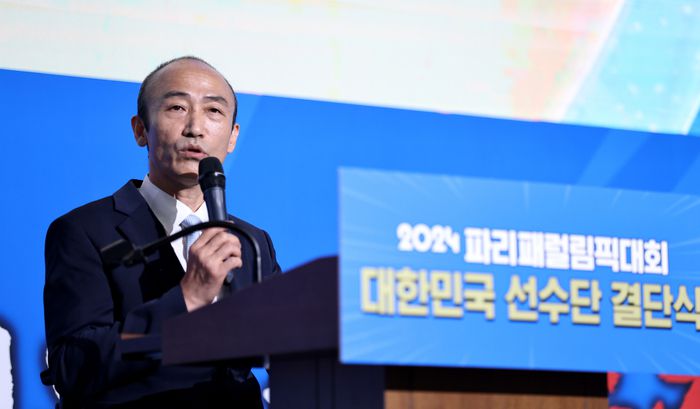 대한장애인체육회 정진완 회장이 12일 서울올림픽파크텔에서 열린 2024 파리 패럴림픽 대한민국 선수단 결단식에서 개식사를 하고 있다. 사진 | 대한장애인체육회