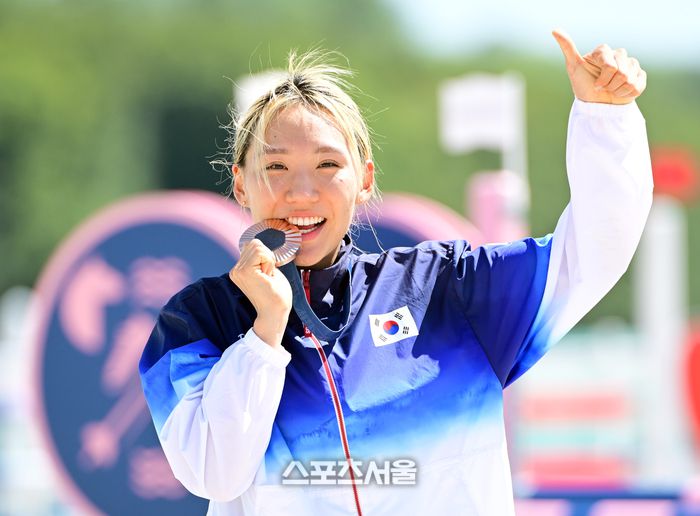 성승민이 11일(한국 시간) 프랑스 베르사유 궁전에서 열린 2024 파리올림픽 근대5종 여자부 결선 경기에서 동메달을 목에 딴 뒤 취재기자를 향해 포즈를 취하고 있다. 성승민은 펜싱, 승마, 수영, 레이저 런(육상＋사격) 합계 1천441점으로 미첼레 구야시(헝가리·1천461점), 엘로디 클루벨(프랑스·1천452점)에 이어 3위에 올랐다. 2024. 8. 11. 베르사유 | 박진업기자 upandup@sportsseoul.com