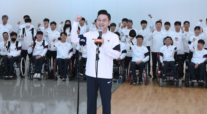 14일 인천국제공항 제2터미널에서 파리 패럴림픽 사전캠프 참가 선수단이 출국하기 앞서 배동현 선수단장이 격려인사를 하고 있다. 사진 | 대한장애인체육회