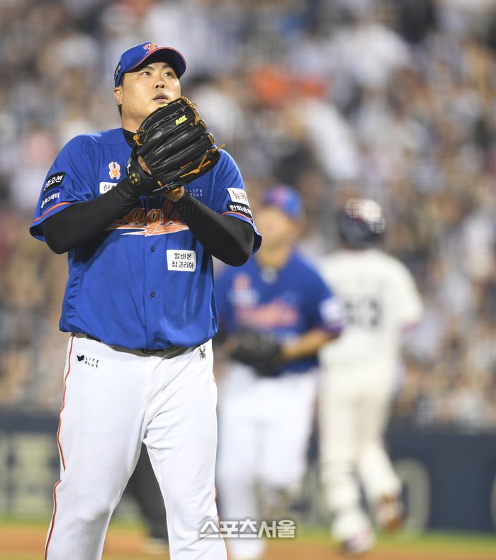 한화 선발투수 류현진이 25일 잠실야구장에서 열린 2024 KBO리그 두산과 경기 6회말 1사1,2루 상대 양석환을 병살로 처리한 후 박수를 치고 있다. 2024. 8. 25.잠실 | 최승섭기자 thunder@sportsseoul.com