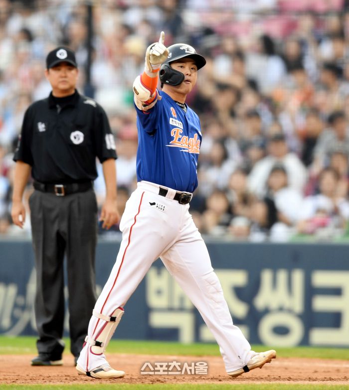 한화 이도윤이 25일 잠실야구장에서 열린 2024 KBO리그 두산과 경기 2회초 1사1,2루 1타점 안타를 친 후 세리머니를 하고 있다. 2024. 8. 25.잠실 | 최승섭기자 thunder@sportsseoul.com