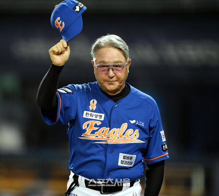 한화 김경문 감독이 25일 잠실야구장에서 열린 2024 KBO리그 두산과 경기 후 관중에 인사를 하고 있다. 2024. 8. 25.잠실 | 최승섭기자 thunder@sportsseoul.com