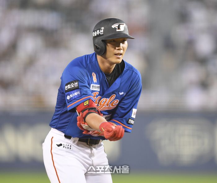 한화 장진혁이 25일 잠실야구장에서 열린 2024 KBO리그 두산과 경기 6회초 1사1루 1타점 우중간 2루타를 친 후 다른주자 수비하는 사이 3루까지 진루해 환하게 웃고 있다. 2024. 8. 25.잠실 | 최승섭기자 thunder@sportsseoul.com