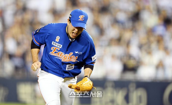 한화 투수 박상원이 25일 잠실야구장에서 열린 2024 KBO리그 두산과 경기 8회말 2사 상대 제러드를 삼진으로 처리한 후 환호하고 있다. 2024. 8. 25.잠실 | 최승섭기자 thunder@sportsseoul.com