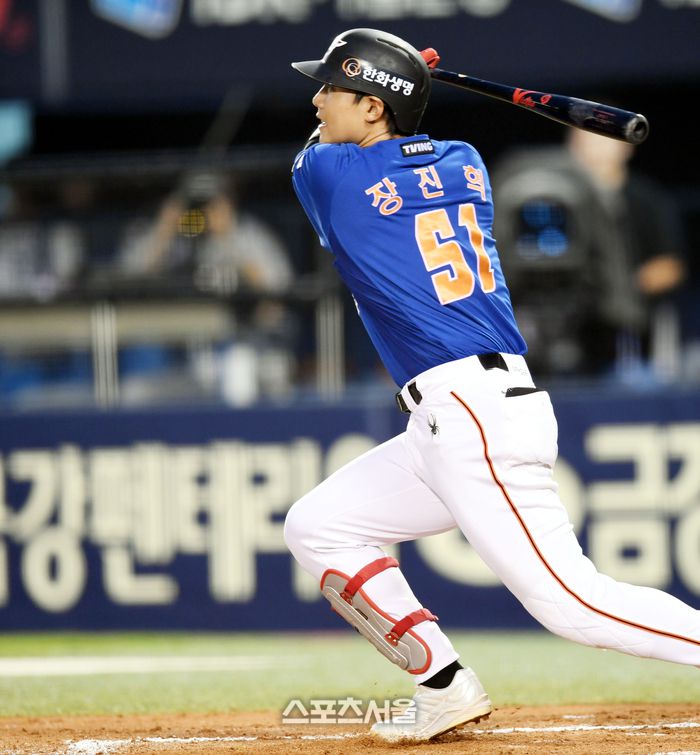 한화 장진혁이 25일 잠실야구장에서 열린 2024 KBO리그 두산과 경기 6회초 1사1루 1타점 우중간 2루타를 친 후 타구를 바라보고 있다. 2024. 8. 25.잠실 | 최승섭기자 thunder@sportsseoul.com