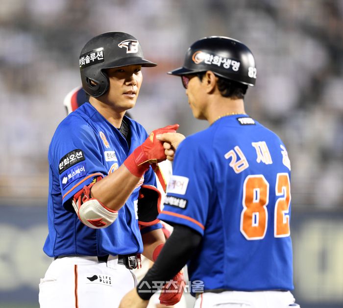 한화 장진혁이 25일 잠실야구장에서 열린 2024 KBO리그 두산과 경기 6회초 1사1루 1타점 우중간 2루타를 친 후 다른주자 수비하는 사이 3루까지 진루해 김재걸 코치와 하이파이브를 하고 있다. 2024. 8. 25.잠실 | 최승섭기자 thunder@sportsseoul.com