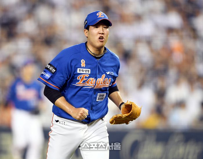 한화 투수 박상원이 25일 잠실야구장에서 열린 2024 KBO리그 두산과 경기 8회말 2사 상대 제러드를 삼진처리한 후 환호하고 있다. 2024. 8. 25.잠실 | 최승섭기자 thunder@sportsseoul.com