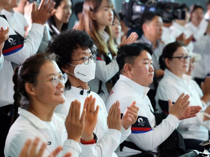 2024 파리 패럴림픽에 출전하는 대한민국 선수단 본단이 21일 오전 인천국제공항에서 출국하기 전 열린 출영식에서 박수를 치고 있다. 사진 | 인천국제공항=연합뉴스