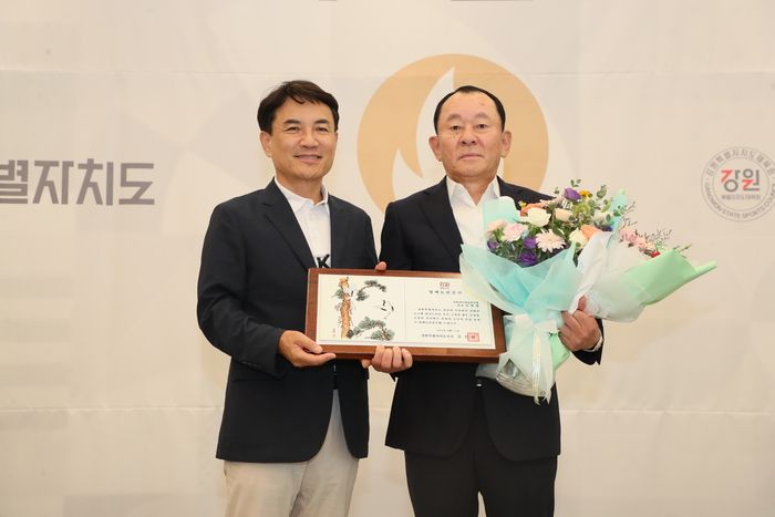 김진태 강원특별자치도지사가 27일 파리올림픽 강원선수단 환영식에서 이혁렬 대한바이애슬론연맹 회장에게 ‘제12호 명예 도민증서’를 전달했다.   사진|강원특별자치도청