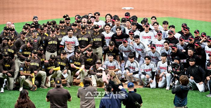 지난 3월18일 고척돔에서 LG와 샌디에이고가 평가전을 치른 후 선수들이 기념 사진을 찍고 있다. 2024.03.18 고척| 강영조기자kanjo@sportsseoul.com