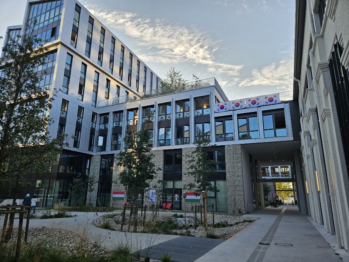 2024 파리 패럴림픽 선수촌에 태극기가 걸려 있다. 사진 | 대한장애인체육회