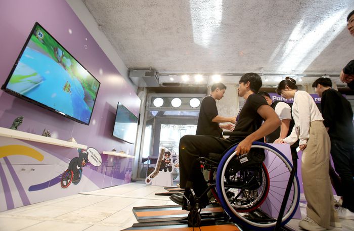 대한장애인체육회 관계자들이 27일(현지시간) 프랑스 파리 마레 지구에 설치된 2024 파리 패럴림픽 ‘파라 팀 코리아하우스’ 확장 현실(XR) 스포츠 장비를 점검하고 있다. 사진 | 대한장애인체육회