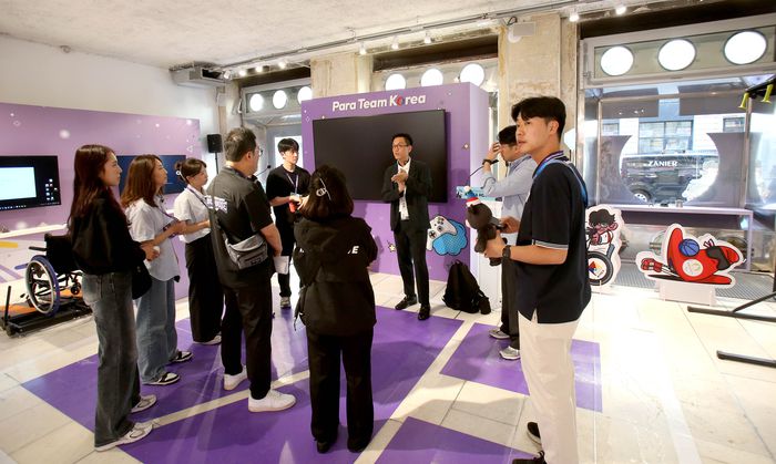 대한장애인체육회 관계자들이 27일(현지시간) 프랑스 파리 마레 지구에 설치된 2024 파리 패럴림픽 파라 팀 코리아하우에서 시설을 점검하고 있다. 사진 | 대한장애인체육회