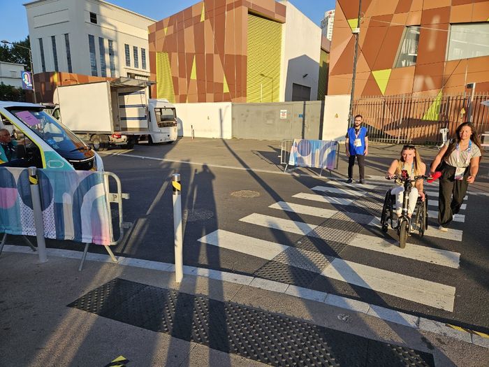 2024 파리 패럴림픽 선수촌 내부에서 선수가 지나가자 차가 멈춰섰다. 사진 | 대한장애인체육회