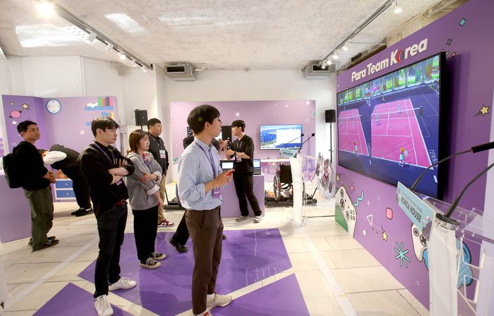 대한장애인체육회 관계자들이 27일(현지시간) 프랑스 파리 마레 지구에 설치된 2024 파리 패럴림픽 파라 팀 코리아하우에서 시설을 점검하고 있다. 사진 | 대한장애인체육회