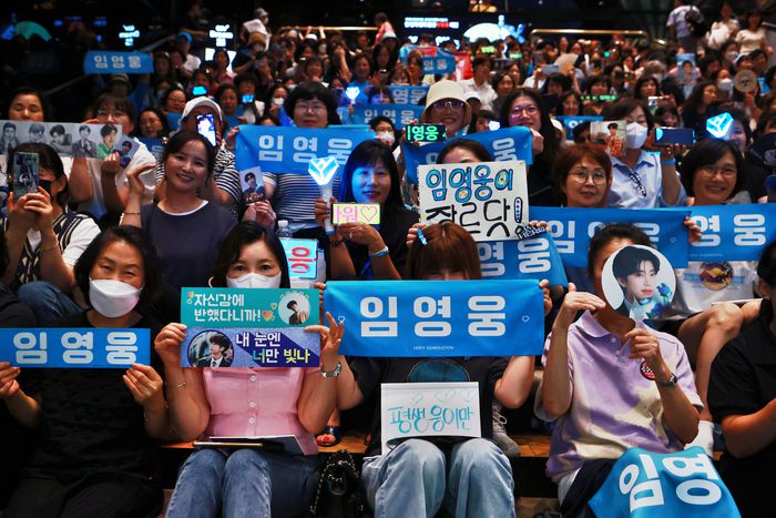 22일 오후 서울 용산구 CGV용산아이파크몰에서 열린 영화 ‘임영웅 | 아임 히어로 더 스타디움’ 언론시사회 및 무대인사에 앞서 팬들이 응원을 펼치고 있다. 사진 | 연합뉴스