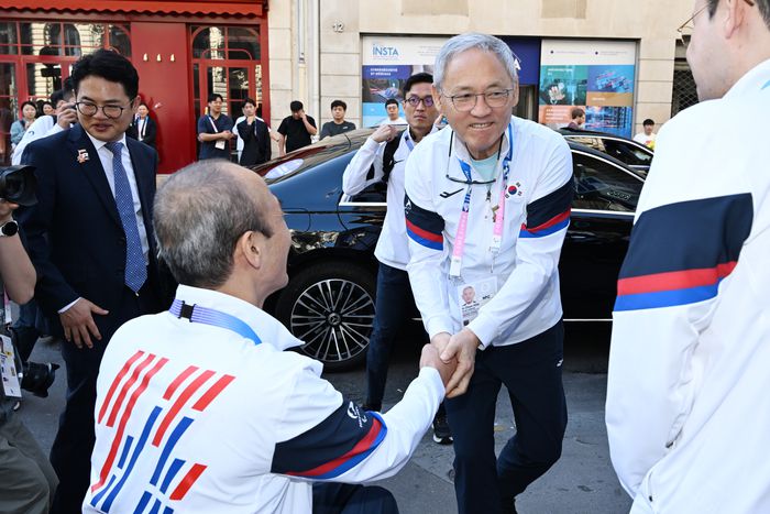 문화체육관광부 유인촌 장관이 28일(현지시간) 프랑스 파리 마레 지구에 개장한 파라 팀 코리아하우를 방문해 대한장애인체육회 정진완 회장과 악수하고 있다. 사진 | 대한장애인체육회