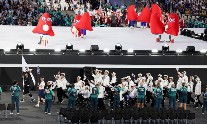 28일(한국시간) 프랑스 파리 콩코르드 광장에서 열린 2024 파리 패럴림픽 개회식에서 대한민국 선수단이 전체 36번째로 입장하고 있다. 사진 | 대한장애인체육회