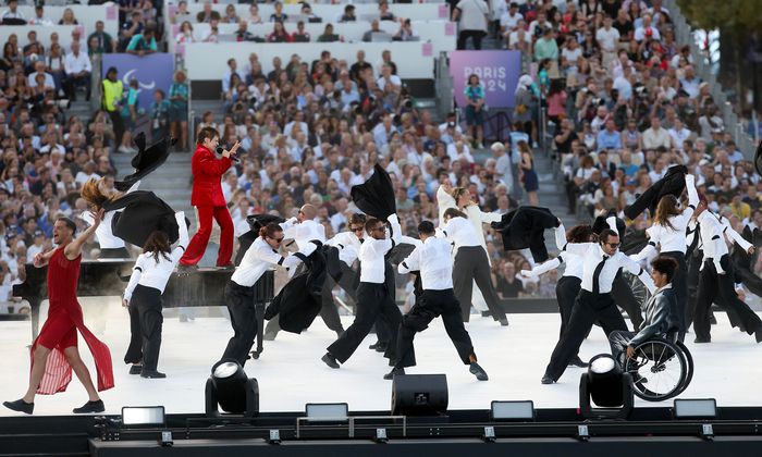 28일(현지시간) 프랑스 파리 콩코르드 광장에서 열린 2024 파리 패럴림픽 개회식에서 공연이 진행되고 있다. 사진 | 대한장애인체육회