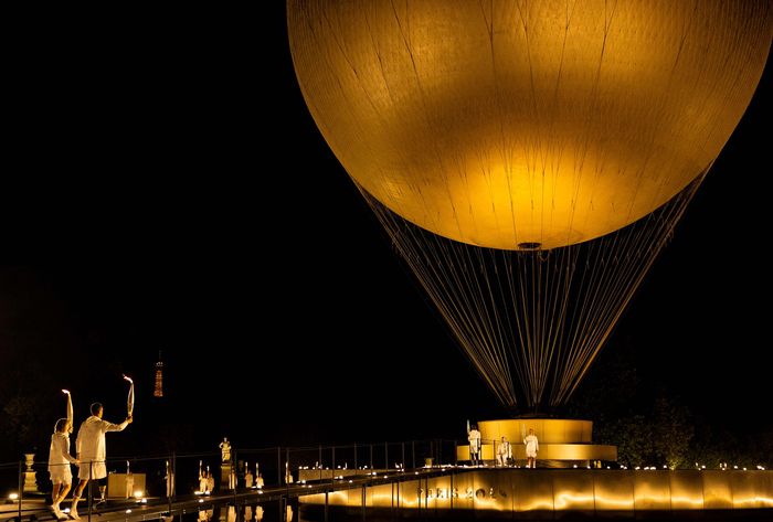 낭트냉 케이타(왼쪽)와 알렉시 앙캥캉이 2024 파리 패럴림픽 성화 최종 점화를 위해 열기구 성화대를 향해 달리고 있다. 사진 | 파리=AFP연합뉴스