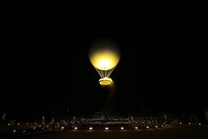 2024 파리 패럴림픽 열기구 성화대가 하늘로 떠올랐다. 사진 | 파리=AP연합뉴스