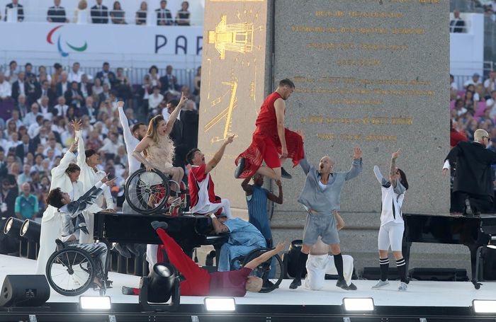 28일(현지시간) 프랑스 파리 콩코르드 광장에서 열린 2024 파리 패럴림픽 개회식에서 공연이 진행되고 있다. 사진 | 대한장애인체육회