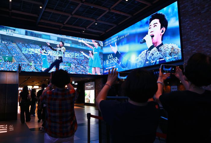 22일 오후 서울 용산구 CGV용산아이파크몰 전광판에 가수 임영웅의 서울월드컵경기장 콘서트 실황을 담은 영화 ‘임영웅 | 아임 히어로 더 스타디움’ 예고편이 상영되고 있다. 사진 | 연합뉴스