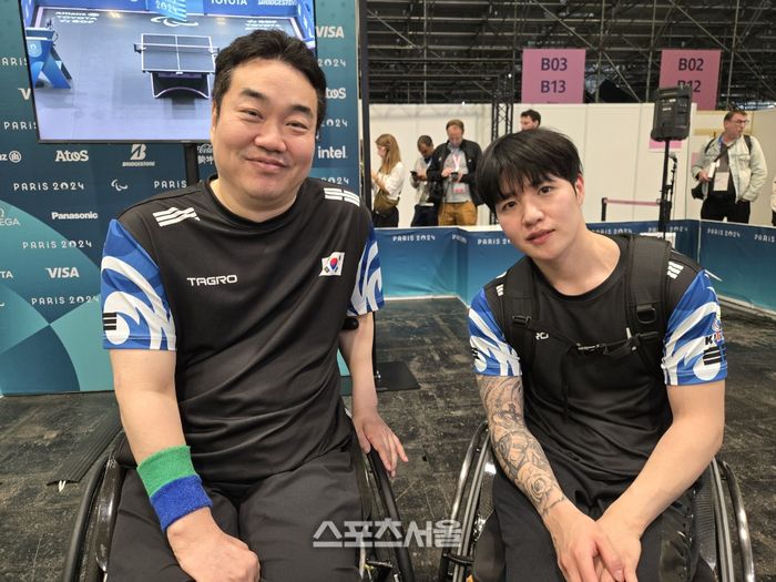탁구 대표팀 박성진(왼쪽)과 장영진이 30일(현지시간) 프랑스 파리 수드 파리 아레나4에서 열린 2024 파리 패럴림픽 탁구 남자복식(MD4 등급) 준결승에서 프랑스의 파비엥 라밀로-줄리엥 미쇼드조를 물리치고 결승 진출에 성공했다. 사진 | 대한장애인체육회