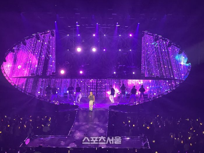 태양이 31일 서울 송파구 올림픽홀에서 열린 단독콘서트 ‘태양 2024 투어 더 라이트 이어(TAEYANG 2024 TOUR [THE LIGHT YEAR])’에서 노래를 부르고 있다. 사진 | 원성윤 기자 socool@sportsseoul.com