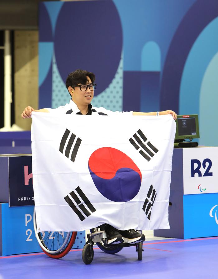 사격 대표팀 조정두가 30일(한국시간) 프랑스 샤토루 사격센터에서 열린 2024 파리 패럴림픽 사격 P1 남자 10ｍ 공기권총 결선에서 금메달을 차지했다. 사진 | 대한장애인체육회