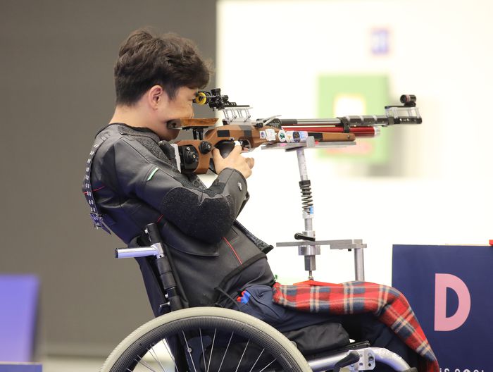 사격 대표팀 서훈태가 30일(현지시간) 프랑스 샤토루 사격센터에서 열린 2024 파리 패럴림픽 사격 R4 혼성 10ｍ 공기소총 입사 결선에서 금메달을 차지했다. 사진 | 대한장애인체육회