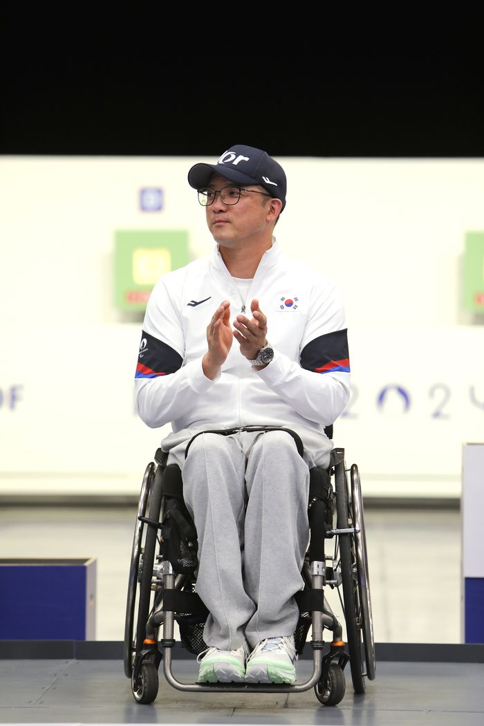 사격 대표팀 박진호가 31일(한국시간) 프랑스 파리 샤토루 사격센터에서 열린 2024 파리 패럴림픽 사격 R1 남자 10m 공기소총 입사(스포츠등급 SH1)에서 금메달을 따냈다. 사진 | 대한장애인체육회