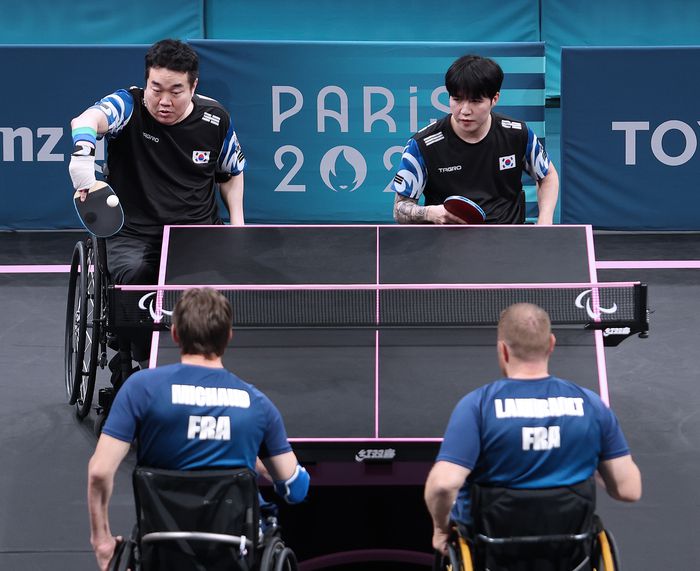 탁구 대표팀 박성주(왼쪽 위)와 장영진(오른쪽 위)이 30일(현지시간) 프랑스 파리 수드 파리 아레나4에서 열린 2024 파리 패럴림픽 탁구 남자복식(MD4 등급) 준결승에서 프랑스의 파비엥 라밀로-줄리엥 미쇼드조를 물리치고 결승 진출에 성공했다. 사진 | 대한장애인체육회