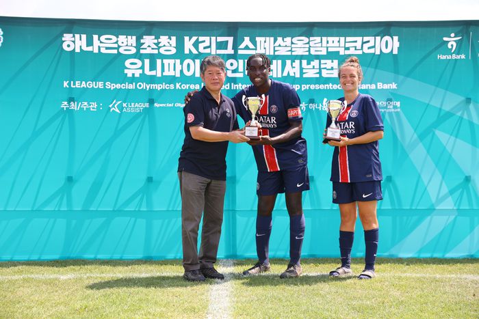 화합상을 받은 PSG의 찰스 브라이언과 엘로디 오리에.제공 | 한국프로축구연맹