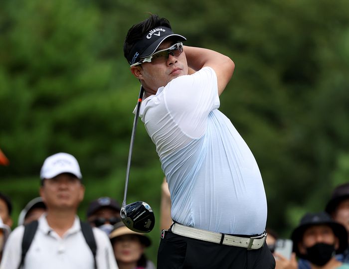 ‘불곰’ 이승택이 1일 경남 양산시 에이원CC에서 열린 KPGA 투어 ‘렉서스 마스터즈’ 4라운드 2번홀에서 티샷을 하고 있다. 사진 | KPGA