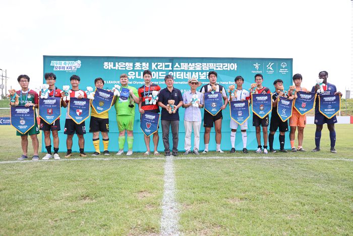 하나은행 초청 K리그 스페셜올림픽코리아 유니파이드 인터네셔널컵에 참가한 선수단이 1일 부여백마강생활체육공원에서 기념촬영에 임하고 있다.제공 | 한국프로축구연맹