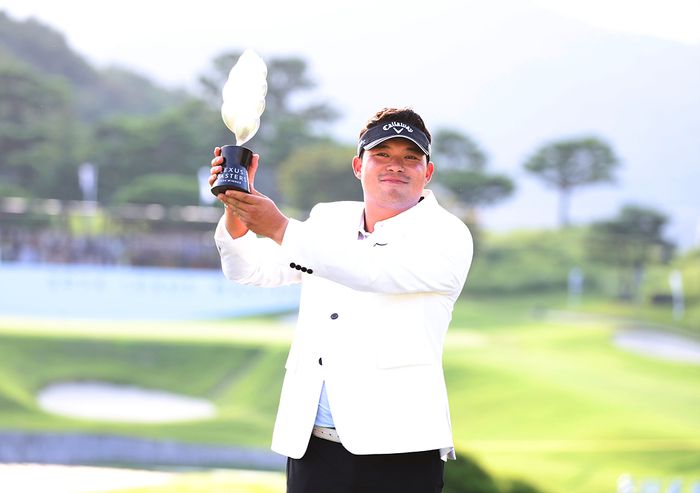 ‘불곰’ 이승택이 1일 경남 양산시 에이원CC에서 열린 KPGA 투어 ‘렉서스 마스터즈’ 4라운드 최종 우승을 차지했다. 사진 | KPGA