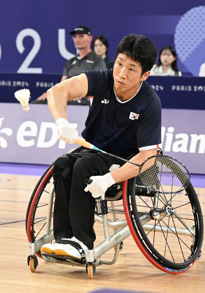 배드민턴 대표팀 정재군(오른쪽)이 1일(현지시간) 프랑스 파리 포르트 드 라 샤펠 아레나에서 열린 2024 파리 패럴림픽 배드민턴 남자복식(WH1, 2등급) 결승전에서 경기를 치르고 있다. 사진 | 대한장애인체육회