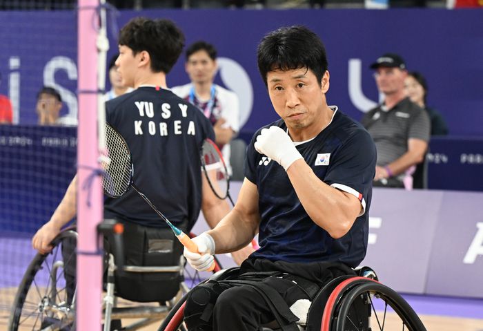 배드민턴 대표팀 정재군(오른쪽)과 유수영이 1일(현지시간) 프랑스 파리 포르트 드 라 샤펠 아레나에서 열린 2024 파리 패럴림픽 배드민턴 남자복식(WH1, 2등급) 결승전에 나서 경기를 치르고 있다. 사진 | 대한장애인체육회