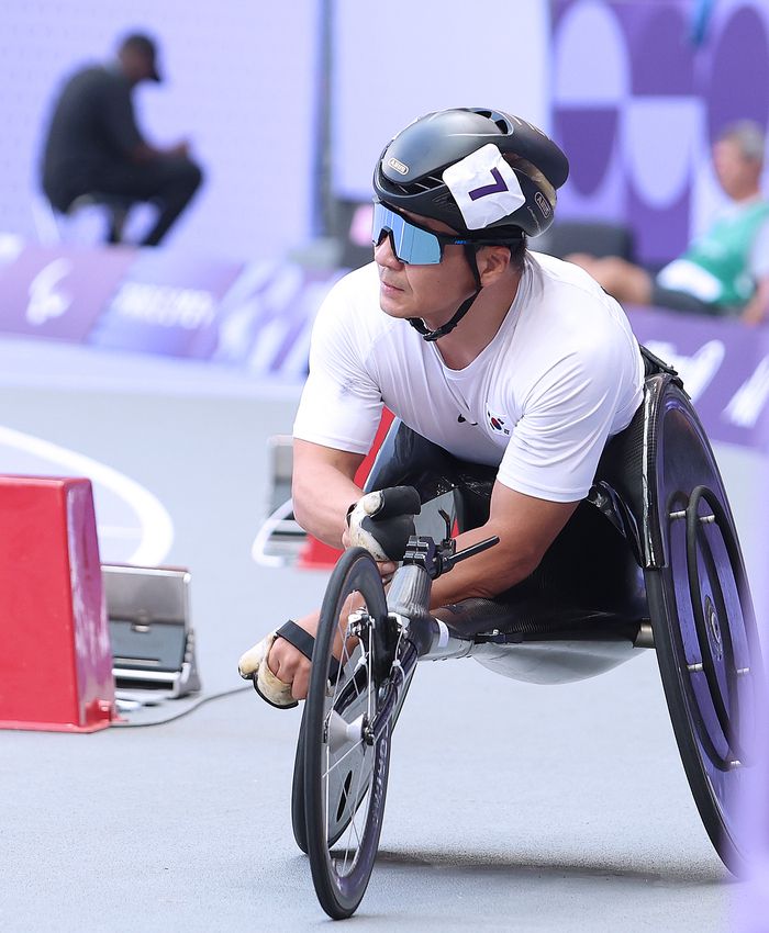 육상 대표팀 유병훈이 1일(현지시간)ㅏ랑스 파리 스타드 드 프랑스에서 열린 2024 파리 패럴림픽 남자 육상 400m 계주 경기에서 400ｍ(스포츠등급 T53) 예선에 출전해 51초38의 기록으로 2조 4위를 기록했다. 사진 | 대한장애인체육회
