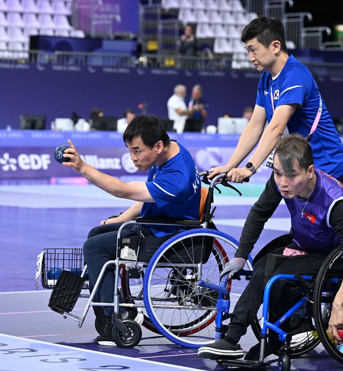 보치아 대표팀 정성준이 2일(현지시간) 프랑스 파리 수드 파리 아레나1에서 열린 2024 파리 패럴림픽 보치아 남자 개인전(스포츠등급 BC1) 결승전 존러웅(홍콩)과 경기를 치르고 있다. 사진 | 대한장애인체육회