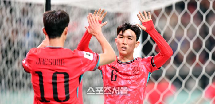 손흥민이 21일 서울월드컵경기장에서 열린 2026 제23회 FIFA 북중미월드컵 아시아 예선 2라운드 C조 3차전 대한민국과 태국의 경기 전반 선제골을 성공한 가운데 황인범이 도움 이재성을 축하하고 있다 . 2024.03.21상암 | 강영조기자 kanjo@sportsseoul.com