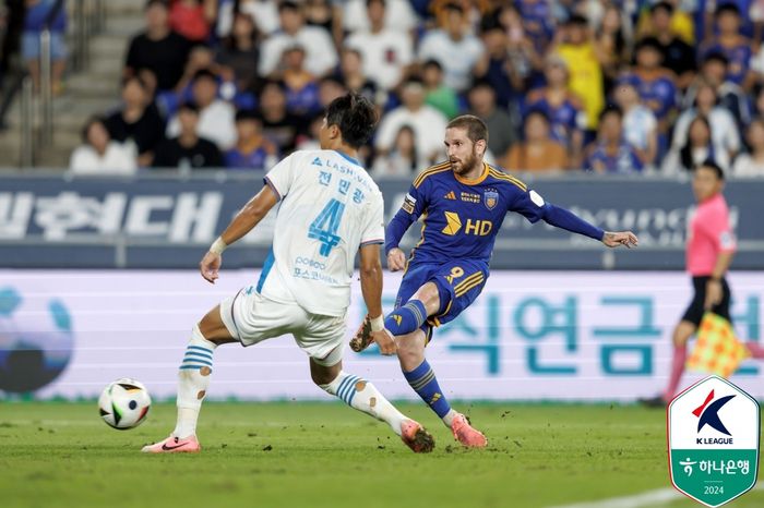 울산HD 아라비제가 지난달 31일 포항 스틸러스와 K리그1 29라운드 홈경기 전반 왼발 슛을 시도하고 있다. 사진 | 한국프로축구연맹