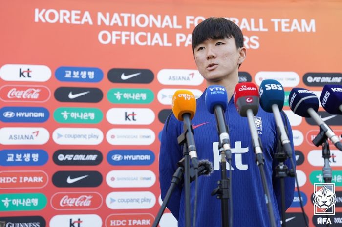 축구국가대표팀 미드필더 황인범(28·츠르베나 즈베즈다)이  9일 고양종합운동장에서 시행한 북중미 월드컵 아시아 지역 2차 예선 C조 6차전 중국전(11일) 대비 A대표팀 훈련에 앞서 취재진과 만나 인터뷰하고 있다. 사진제공 | 대한축구협회