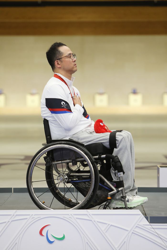 사격 대표팀 박진호가 3일(한국시간) 프랑스 샤토루 사격센터에서 열린 2024 파리 패럴림픽 사격 R7 남자 50m 소총 3자세에서 금메달을 따낸 후 시상식에서 국기에 대한 경례를 하고 있다. 사진 | 대한장애인체육회