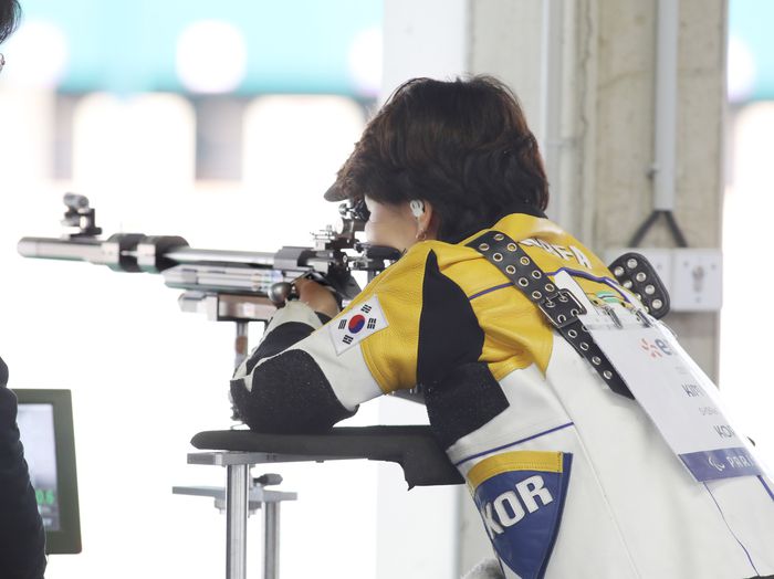 사격 대표팀 김연미가 4일(현지시간) 프랑스 샤토루 사격센터에서 열린 2024 파리 패럴림픽 사격 R9 혼성 50m 소총 복사(SH2) 본선에서 15위로 경기를 마쳤다. 사진 | 대한장애인체육회