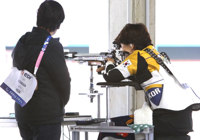사격 대표팀 김연미가 4일(현지시간) 프랑스 샤토루 사격센터에서 열린 2024 파리 패럴림픽 사격 R9 혼성 50m 소총 복사(SH2) 본선에서 15위로 경기를 마쳤다. 사진 | 대한장애인체육회